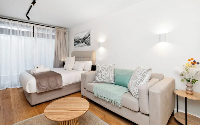 Luxurious Sea Point Apartment With Private Entrance