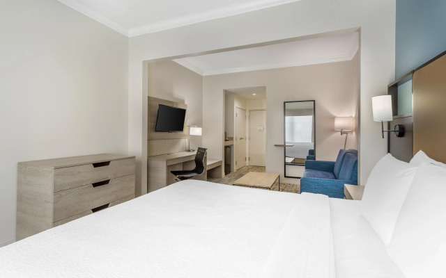 Best Western Plus Airport Inn & Suites