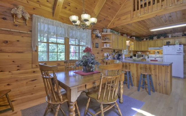 Snuggle Inn & Treehouse