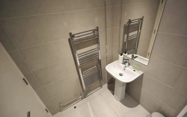 Leeds 3 Bed En-suites Apartment Retreat- Sleeps 9