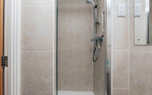 Central Modern Flat Sleeps 6 - Dedicated Parking - From 125 Per Night