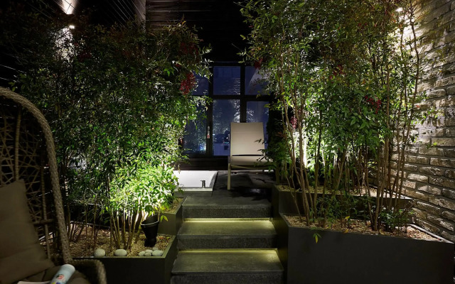 9 Brick Hotel
