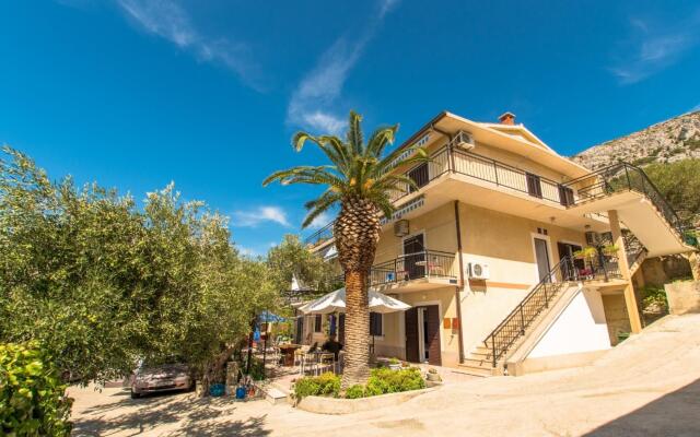 Miljko - A10(4+1) in Brela