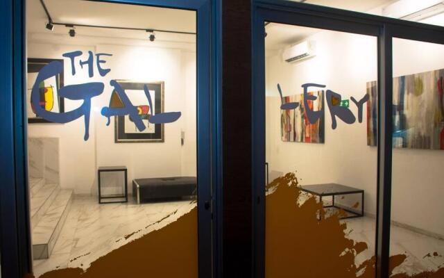 G208N Gallery Luxury Condo 5stars. Walking to the beach.