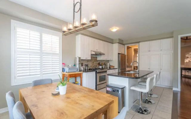Stylish 4BR Oasis Peaceful Mississauga Location