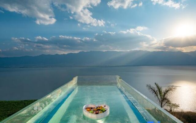 Dali First Glimpse Cloud Top Cliff Beauty Hostel