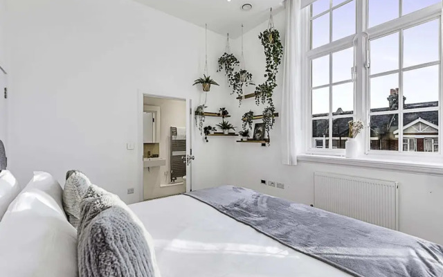 Vibrant 2-bed Flat: Acton's Best Stay!