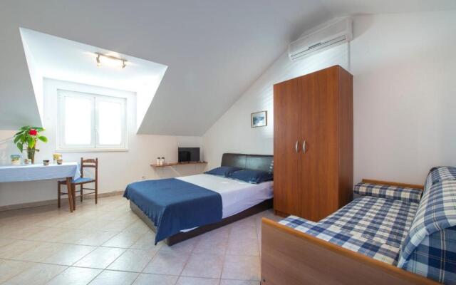 Apartment Dia - 30 m from sea