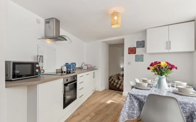 Stunning Renovated & Spacious 2 BR - 100m to Beach