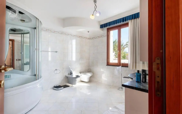 Villa Paradise-sleeps 20-pool-sea Views-pets
