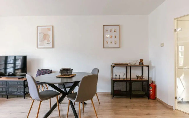 Huswell - Bright Stylish Apartment With Balcony