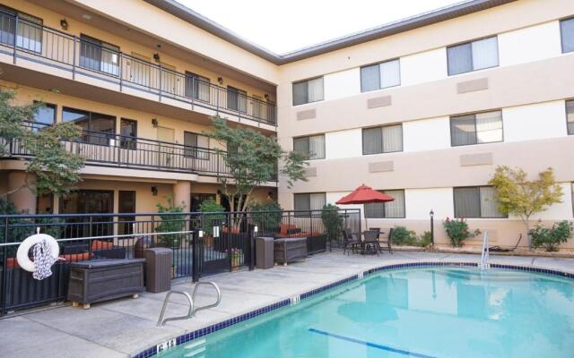 Oxford Suites Redding