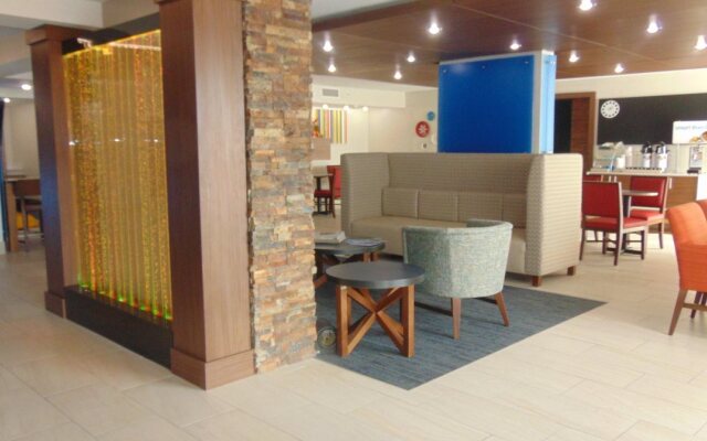 Holiday Inn Express & Suites Wapakoneta by IHG