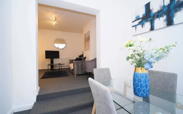 4 Bed House Sleeps 7-free Parking- Contractors