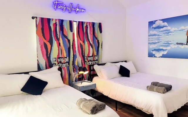 Massive Compound 20 Beds-6 min walk