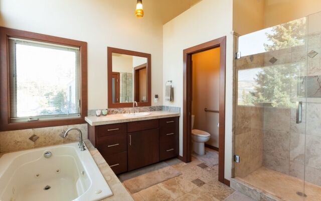 NEW Condo Downwider with Hot Tub, Minutes Away from The Columbia River Gorge by RedAwning