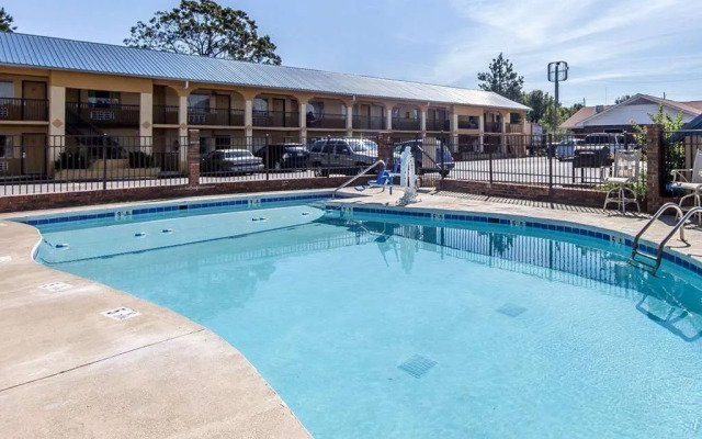 Days Inn By Wyndham Calhoun Ga I-75 And Us-41