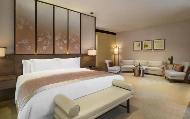 HUALUXE Shanghai Twelve at Hengshan by IHG