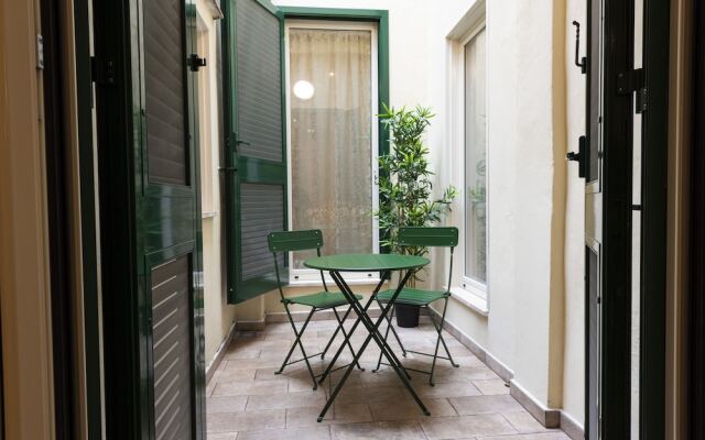 Mercato Contemporary Apartment by Mmega