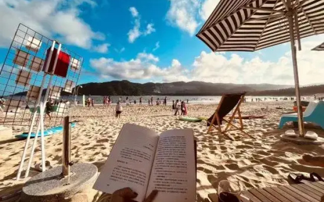 Sanya Yomovo – Bridge House Art Inn