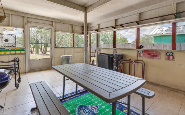 Screened Porch: Remote Harlingen House!