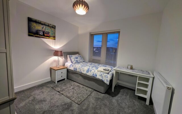 Charming 4-bed House in Newport
