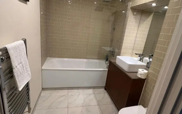 Studio Apartment w/ Balcony In Canary Wharf