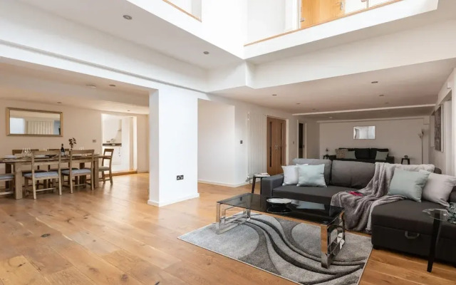 Platinum Apartment in Camden 9946