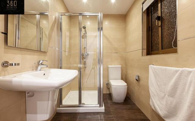 Seafront 4BR APT with mesmerising Balcony & VIEWS by 360 Estates