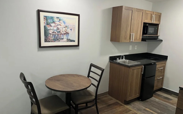 HomeTowne Studios & Suites by Red Roof Charlotte - Ballantyne