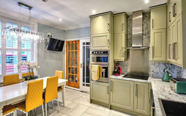 Charming Cardiff Home With Private Parking & Modern Amenities