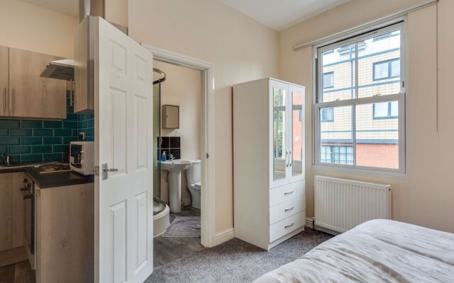 Tranquil Apartment in Coventry Near Skydome Arena