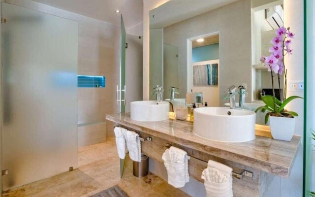 Sunny Vacation Villa 87