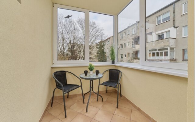 Modern Kotsisa Apartment by Renters