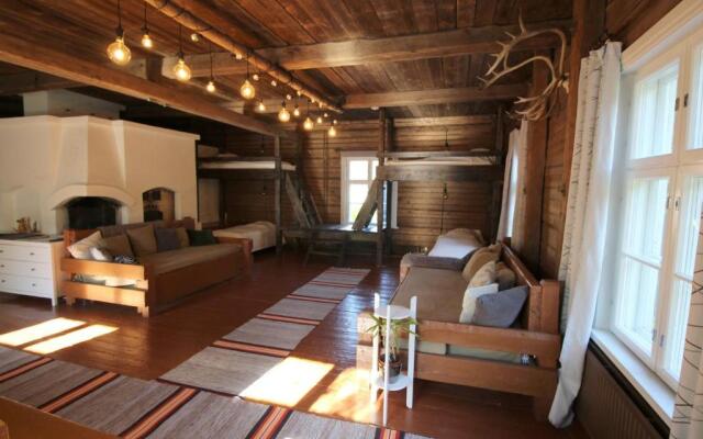 LAURI Historical Log House Manor