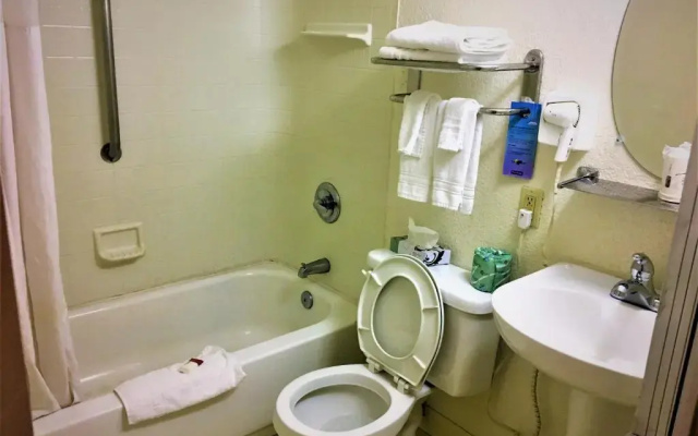 Econo Lodge Inn & Suites