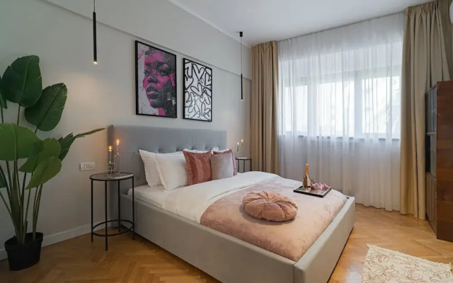 Vibrant & Spacious 3BR Condos on Amzei Square