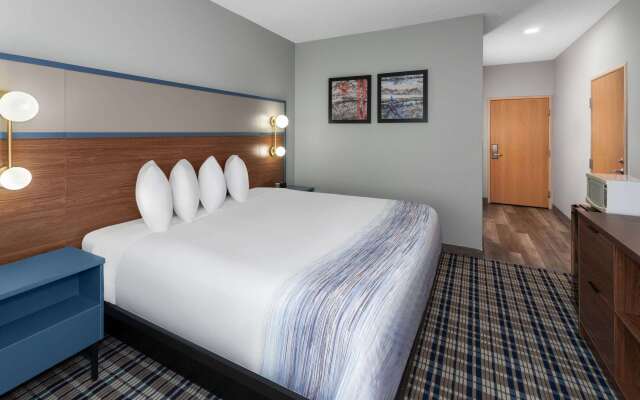 AmericInn by Wyndham Eagle River Downtown