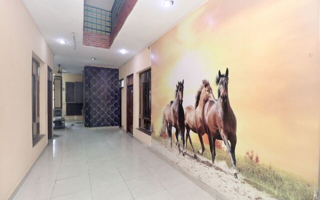 OYO 14876 Hotel Samrat