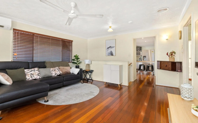 Kozyguru Albion Charming House With 3 Bedroom Parking -Qal035