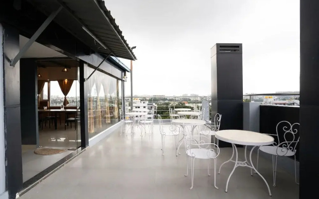 Fabhotel Royal Sterling