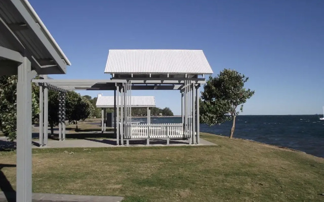 Air Conditioned Unit Stones throw to the Waterfront.
