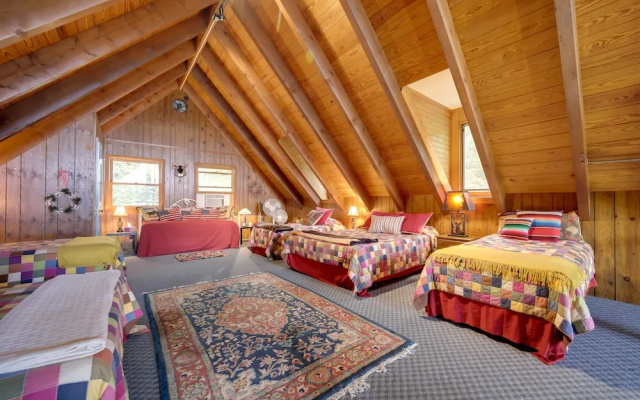 Robbinsville Vacation Rental w/ Covered Balcony
