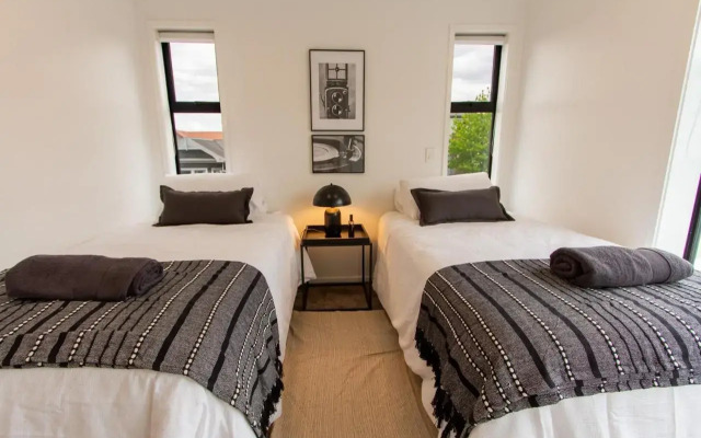 Art Deco 2 bed by Latimer Square