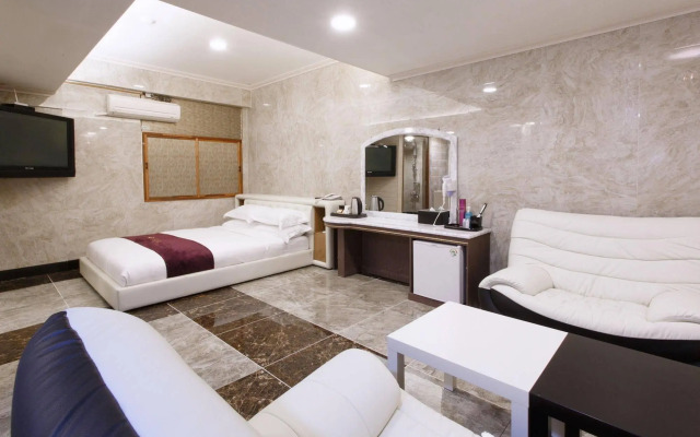 I.Y Hotel
