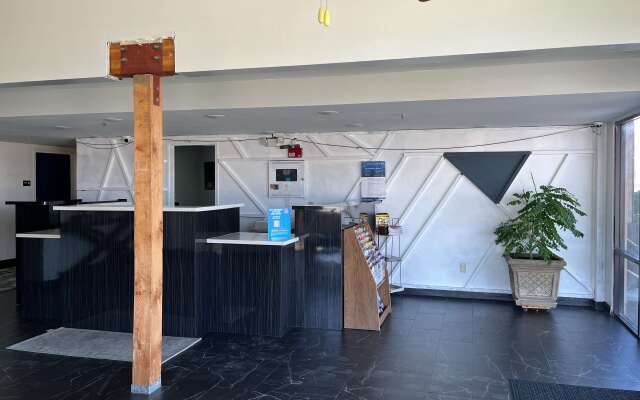 Studio 6 Suites Delano, CA