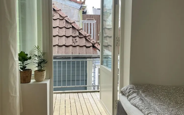 Modern Apartment With Balcony