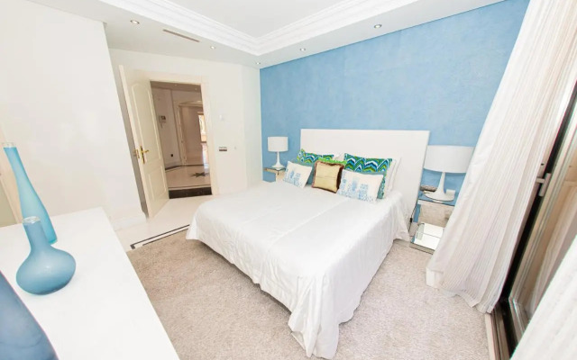 Luxury 3BDRS apt. In Mistral Beach with sea views.