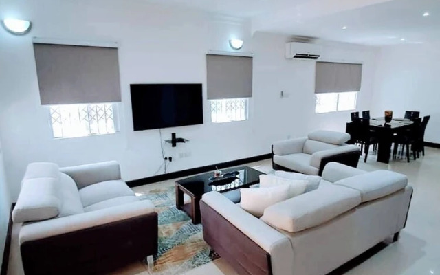 Stylish 3 Bedroom House Near Airport & Marina Mall