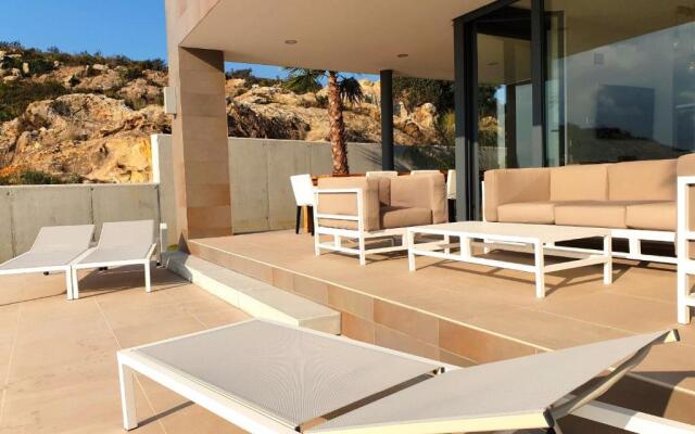 2260-Luxury villa with private pool and seaview